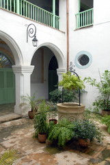 Fototapeta na wymiar La Havane, Casa de Obispo, cour intérieure et puit en pierre avec plantes vertes, Cuba, Caraïbes