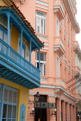 Fototapeta na wymiar Ville de La Havane, immeubles rose et bleu avec balcon, Cuba, Caraïbes