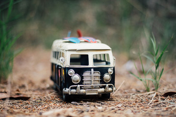 Furgoneta de juguete en un camino del bosque