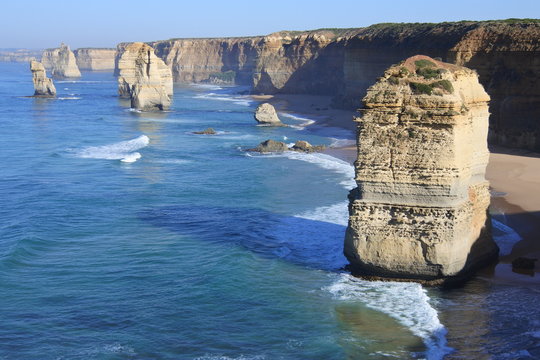 Die Twelve Apostles an der Great Ocean Road in Australien in der Morgensonne