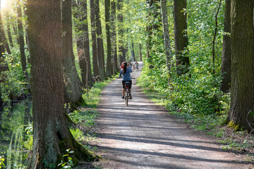 Radfahrerin auf dem Gurkenradweg im Spreewald bei Leipe