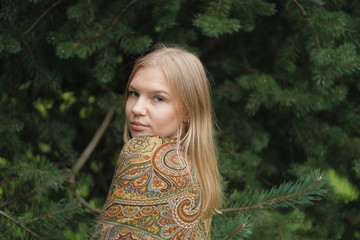 Naklejka premium Beautiful blond girl posing for photo in park with wildberry