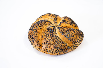 Bułka pszenna z makiem kajserka, białe tło