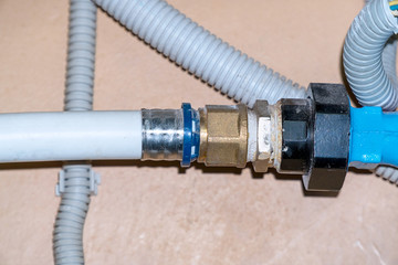 Connection of plastic pipes through the coupling