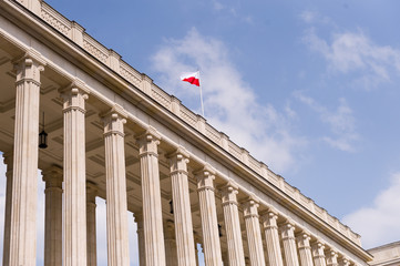 flaga Polski na budynku  © FOTOWAWA