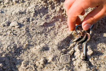 Schlusselbund im sand 