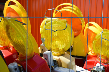 Baustelle, Stareßenleuchten hinter Bauzaun gelagert