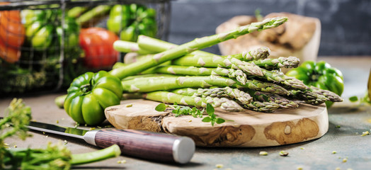 Frischer grüner und weisser spargel auf dunkelem Hintergrund
