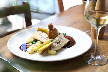 Chicken meat stuffed with gorgonzola, served with leek fried in butter, dumplings, green peas and wine sauce.