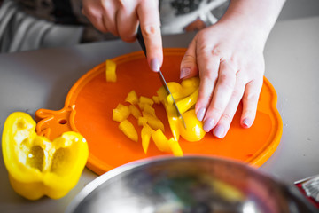 Gelbe Paprika in der küche auf einem schneide brett.