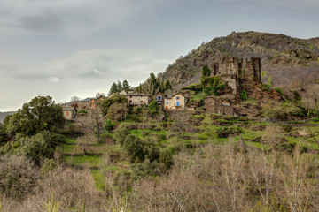 Fototapeta premium Vue sur les ruines du chateau de Montcalm a Saint-Julien d'Arpaon en Lozere - Occitanie - France