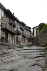 Fototapeta na wymiar Calles de piedra en el pueblo medieval de Rupit