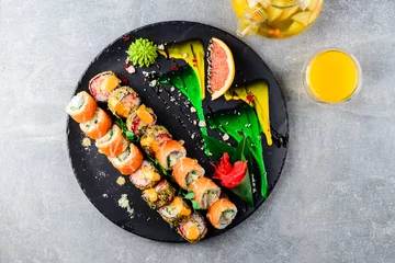 Fotobehang Aziatische sushi op brede plaat, kant-en-klaarmaaltijd, zeevruchten © smspsy