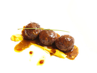 Albóndigas de carne con salsa y puré en fondo blanco