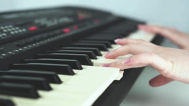 Keyboard, Klavier spielen. Nahaufnahme in Zeitlupe. Zwei Hände, die Klavier, Keyboard spielen.