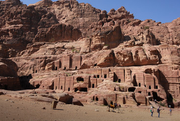 Häuser oder Gräber mit Details der Architektur in Petra Jordanien
