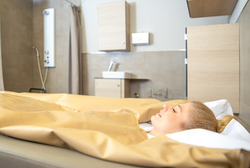 Frau, Mann, Naturfango, wasserbett, fango, wärme, erholung, rheuma, therapie, heilung, gesund, wellness, bett, fangopackung, beauty, körper, rheuma, wirbelsäule, knochen, medizin, medizinisch, badelan