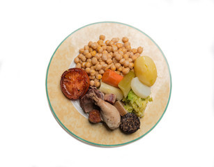 Cocido madrileño, plato típico español de garbanzos, carnes y verduras