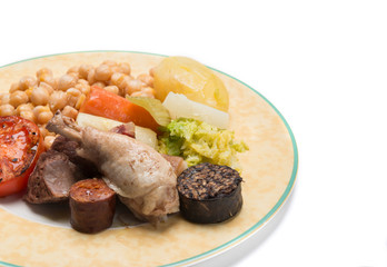 Cocido madrileño, plato típico español de garbanzos, carnes y verduras