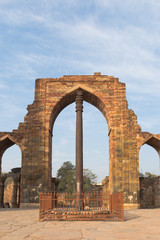 Obraz premium Iron Pillar at Qutub Minar with no people in New Delhi India