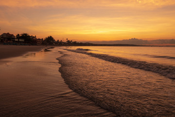 Obraz premium The golden beach in sunrise