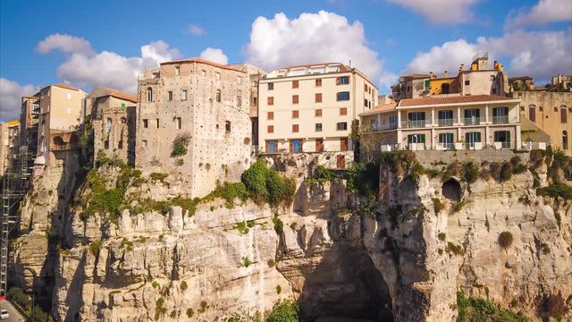 Tropea. Time Lapse della citt&agrave; paradiso numero uno per il turismo in Calabria in Estate. Vista del mare, delle case e degli hotel per le vacanze.
