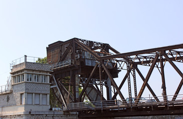 Fototapeta na wymiar vieux pont métallique