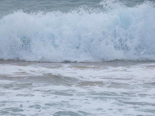 Olas llegando a la arena de la playa en un d&iacute;a de tormenta primaveral