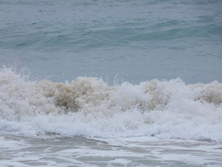 Olas llegando a la arena de la playa en un día de tormenta primaveral