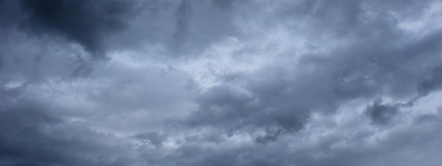 Obraz premium Düstere dunkle Wolken am Himmel - Gewitterfront - Schlechtwetterfront
