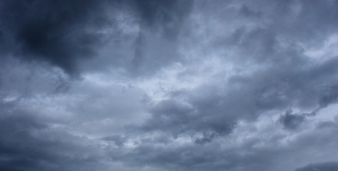 Bedrohliche dunkle Gewitterwolken am Himmel 