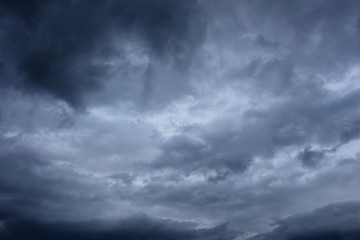 Düstere dunkle Wolken am Himmel - Gewitterfront - Schlechtwetterfront