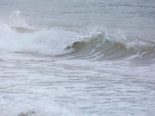 Olas llegando a la arena de la playa en un día de tormenta primaveral