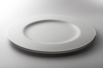 Round white plate of high thickness