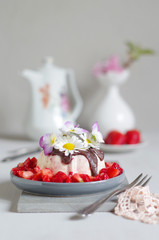 Erdbeer-Vanilleeis-Törtchen mit Erdbeersalat