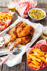 Gegrilltes Haehnchen und Pommes Frites