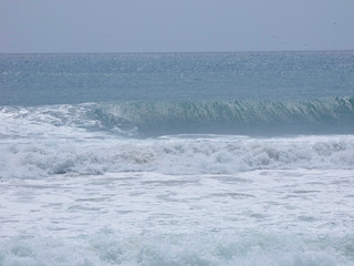 Grandes olas esperando surfistas para que las cabalguen