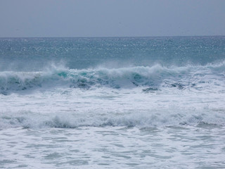 Grandes olas esperando surfistas para que las cabalguen