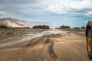 Fototapeta na wymiar floods and mud on the route in israel
