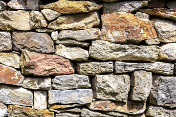 Eine alte Natursteinmauer