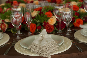 decoration for table, interior decoration, plates, decoration, dinner, food, cutlery, restaurant and Glasses