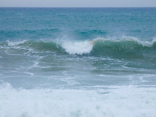 Fototapeta premium Olas llegando con fuerza a la costa, debido a una tormenta.