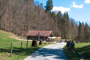 Wanderhütte an einer Straße in den Allgäuer Alpen