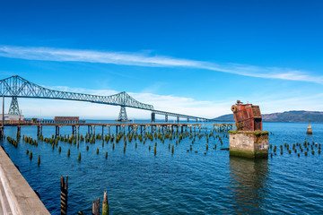 Obraz premium Astoria Megler Bridge and Ruined Pier