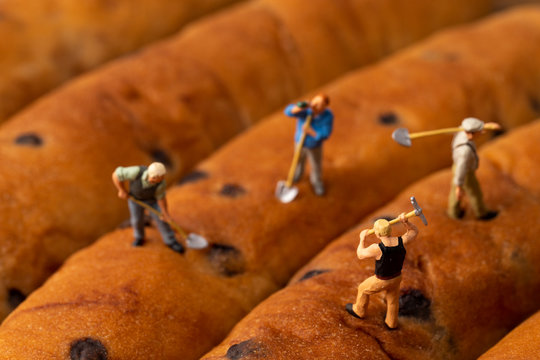 ミニチュアストーリー チョコレートを採掘する労働者たち