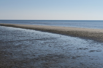 Teils trocken gefallener Priel, Sandbank und Nordsee am Strand von Sankt Peter Ording Bad