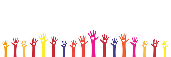 bunte Arme hochgestreckt mit herz