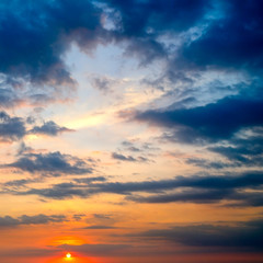Obraz premium Cloudy sky and bright sun rise over the horizon.