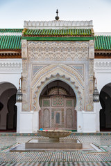Schöne Fliesen und Geometrie in Al Attarine Madrasa in Fes, Marokko © Ilias Kouroudis