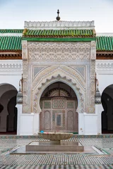Schöne Fliesen und Geometrie in Al Attarine Madrasa in Fes, Marokko © Ilias Kouroudis